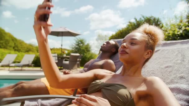 Pareja Vacaciones Posando Para Selfie Con Trajes Baño Relajante Piscina — Vídeo de stock
