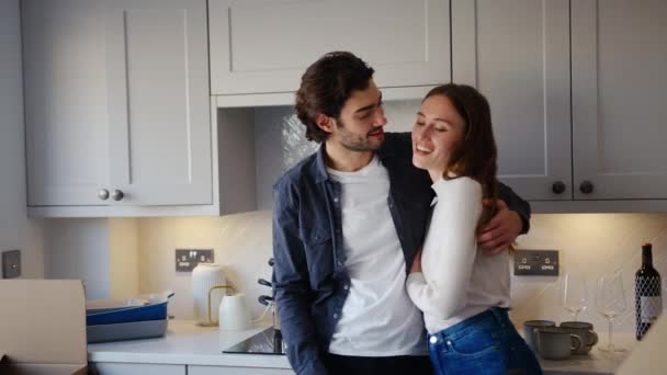 Sevgili Çift Yeni Evlerinin Mutfağında Kutuları Açarken Yavaş Çekimde Birbirlerine — Stok video