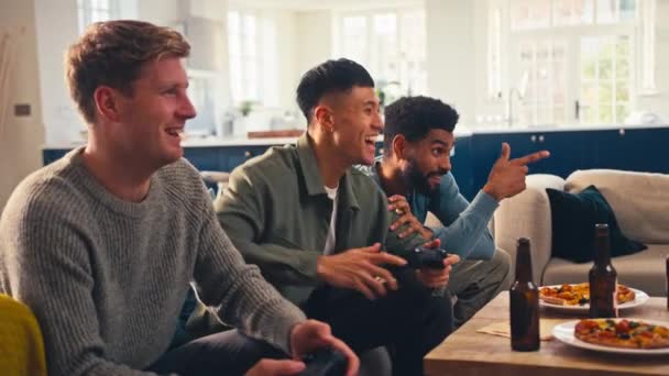 Groep Opgewonden Mannelijke Vrienden Gaming Thuis Lounge Met Pizza Samen — Stockvideo