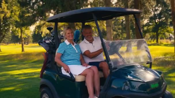 Casal Aposentado Sênior Passeio Tiro Buggy Golfe Curso Antes Escolher — Vídeo de Stock