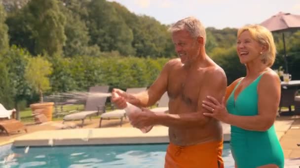 Senior Pareja Jubilada Vacaciones Con Hombre Nadando Mujer Sentada Borde — Vídeo de stock