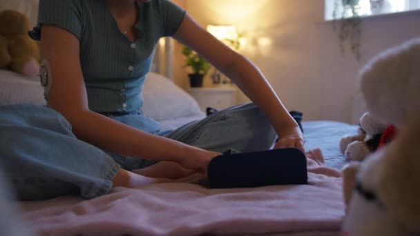 당뇨병 치료로 인슐린 펜으로 자신을 집에서 침대에 소녀의 — 비디오