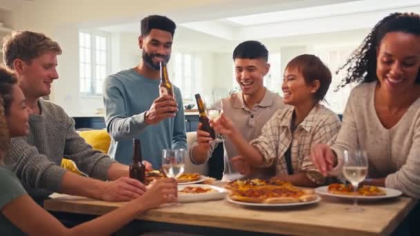Fiatal Baráti Társaság Akik Együtt Élvezik Italokat Házi Készítésű Pizzákat — Stock videók