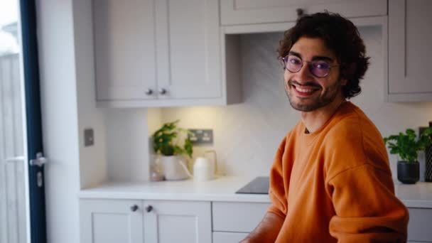 Retrato Jovem Sorridente Usando Óculos Fazendo Uma Pausa Sentado Balcão — Vídeo de Stock