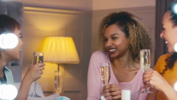 自宅の女性の友人のグループの反射は ミラーでメイクアップし 夜の前にシャンパンを飲む スローモーションで撮影 — ストック動画