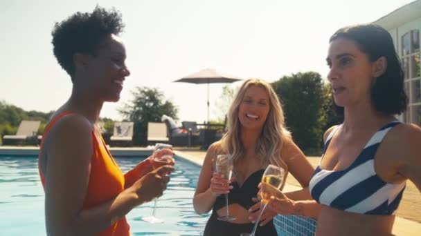Drie Volwassen Vriendinnen Dragen Zwemkleding Het Zwembad Champagne Drinken Spa — Stockvideo