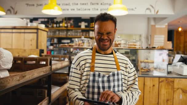 Retrato Homem Sorridente Com Síndrome Trabalhando Loja Alimentos Usando Tablet — Vídeo de Stock