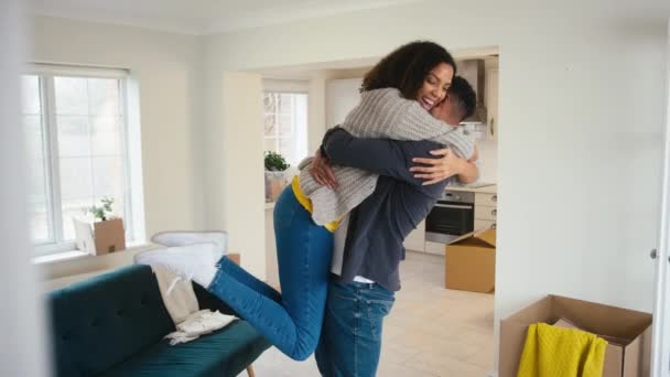 Taşındıkları Gün Yeni Evlerinde Kutuları Açarken Kucaklaşan Heyecanlı Çift Ağır — Stok video