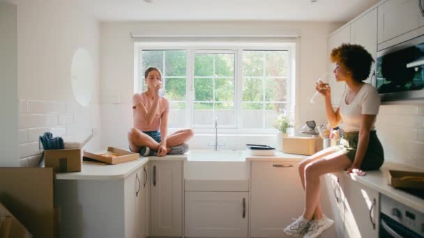 Дві Жінки Друзі Або Одна Пара Секс Сидять Кухонній Стійці — стокове відео