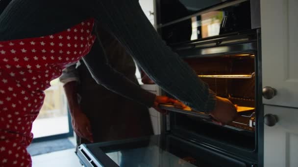 Bir Çift Mutfakta Kek Pişiriyor Kurabiye Karışımını Tepsiye Koyup Yavaş — Stok video