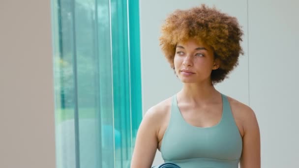 Portrait Smiling Woman Wearing Gym Clothing Gym Yoga Studio Holding — Stock Video