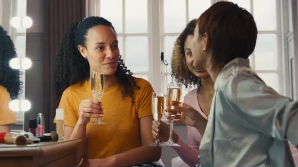 Группа Подруг Дома Макияж Зеркало Пить Шампанское Перед Сном — стоковое видео
