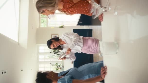 自宅で3人の成熟した女性の友人の垂直ビデオは 楽しい混合とカクテルを一緒に飲む スローモーションで撮影 — ストック動画