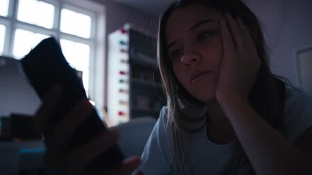 Deprimeret Teenagepige Liggende Sengen Derhjemme Ser Mobning Beskeder Mobiltelefon Skudt – Stock-video