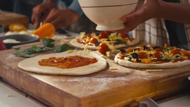 Grupo Amigos Casa Cocina Añadiendo Ingredientes Las Pizzas Caseras Para — Vídeo de stock