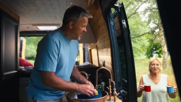 Cuplu Senior Care Bucură Camping Mediul Rural Relaxându Interiorul Bărbați — Videoclip de stoc