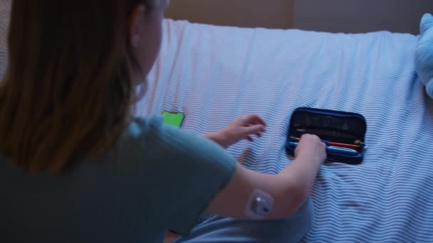 Primer Plano Niña Diabética Sentada Cama Inyectándose Insulina Casa Para — Vídeos de Stock