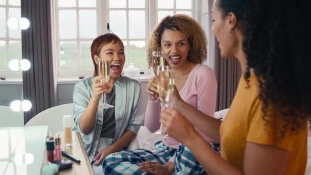 Sekelompok Teman Wanita Rumah Berdandan Cermin Merayakan Dengan Minum Sampanye — Stok Video