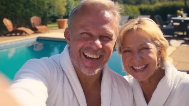 Pov Skott Senior Pensionerade Par Bär Morgonrockar Poserar För Selfie — Stockvideo