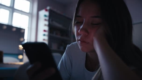 Depressziós Tinédzser Lány Feküdt Ágyon Otthon Nézi Zaklató Üzenetek Mobiltelefon — Stock videók