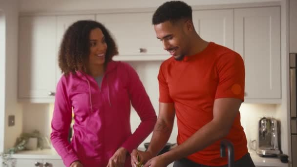 Nahaufnahme Eines Paares Der Küche Das Fitnesskleidung Trägt Und Voraus — Stockvideo