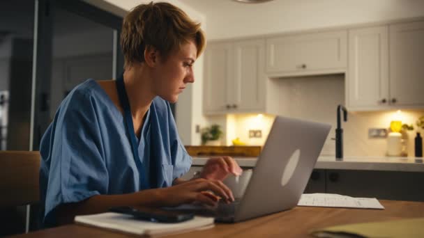 Moe Vrouw Draagt Medische Scrubs Werken Studeren Laptop Thuis Nachts — Stockvideo