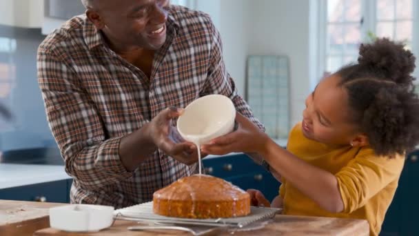 Ojciec Córka Pieczenia Domu Kuchni Dekorowanie Domowe Ciasto Lukrem Strzał — Wideo stockowe