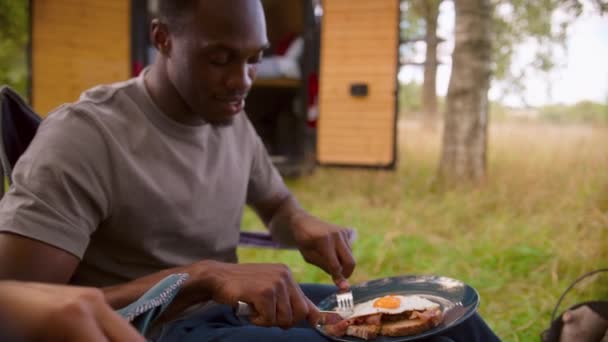Cuplu Camping Țară Mâncând Șuncă Ouă Pentru Micul Dejun Tigaie — Videoclip de stoc