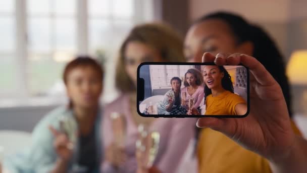Друзья Женщины Дома Шампанским Позируют Селфи Мобильном Телефоне Готовясь Выходу — стоковое видео