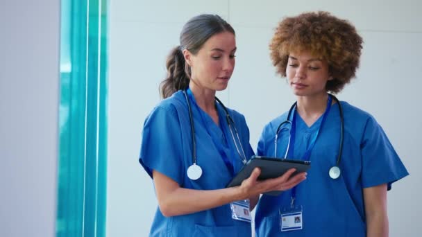 Zwei Ärztinnen Tragen Peelings Mit Digitalem Tablet Und Diskutieren Krankenhaus — Stockvideo
