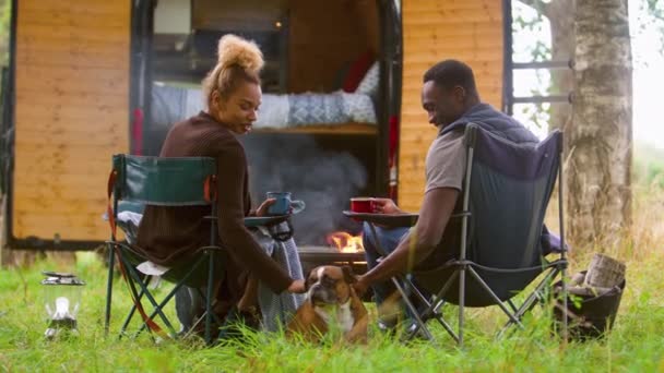 Couple Avec Chien Compagnie Camping Campagne Avec Boire Café Par — Video