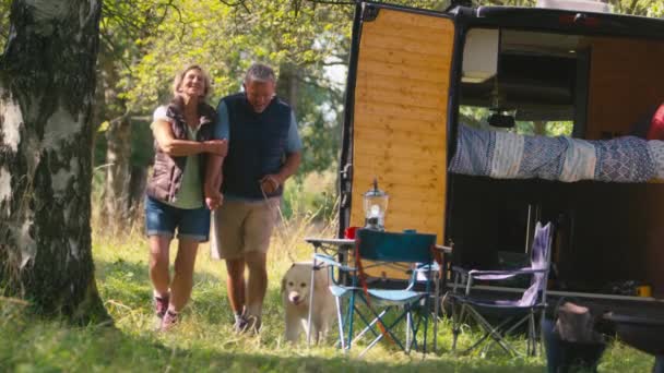 シニア引退したカップルは Rvと田舎でキャンプし 散歩のためにラブラドール犬を連れて スローモーションで撮影 — ストック動画
