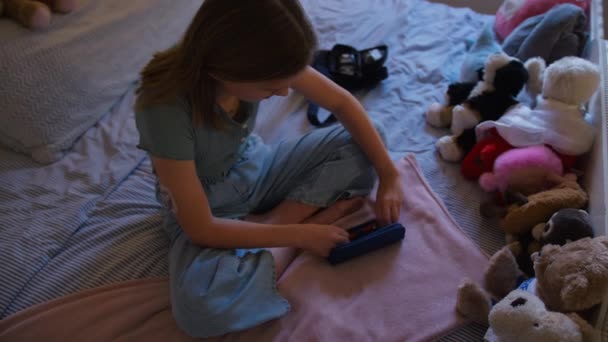 糖尿病の治療としてインスリンペンを注射する自宅でベッドに座っている10代の少女のショットを見下ろす — ストック動画