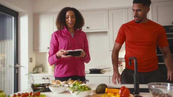 Ζευγάρι Στην Κουζίνα Φορώντας Ρούχα Γυμναστικής Κάνοντας Παρτίδα Υγιεινά Γεύματα — Αρχείο Βίντεο