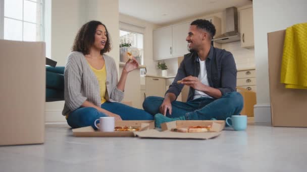 Paar Sitzt Boden Und Feiert Mit Pizza Zum Mitnehmen Umgeben — Stockvideo