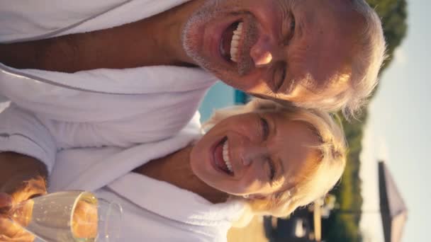 Video Vertikal Dari Pasangan Pensiunan Senior Yang Mengenakan Jubah Menuangkan — Stok Video