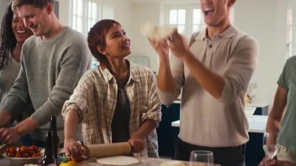 Fiatal Barátokból Álló Csoport Otthon Konyhában Pizzatésztát Alakítva Partiételekhez Együtt — Stock videók