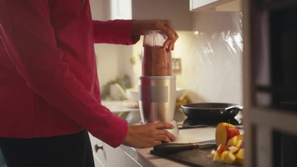 Primer Plano Mujer Cocina Casa Con Ropa Fitness Que Mezcla — Vídeo de stock
