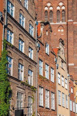 Halk, Polonya 'nın Gdansk kentindeki ünlü St. Mary Kilisesi ve Mariacka Caddesi' ni ziyaret ediyor. Mary caddesi şehrin en önemli turistik merkezlerinden biridir..
