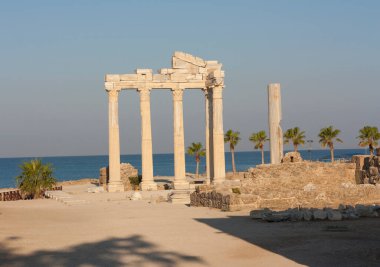 Antalya, güzel bir yaz gününde Apollo Tapınağı 'nın yıkıntıları, Türkiye' nin fotoğrafı