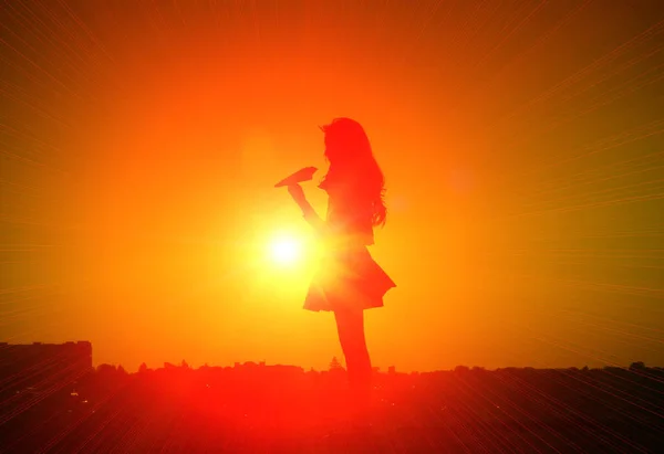Силует Дівчини Променях Сонця Свобода Концепція Досягнення Мрій — стокове фото