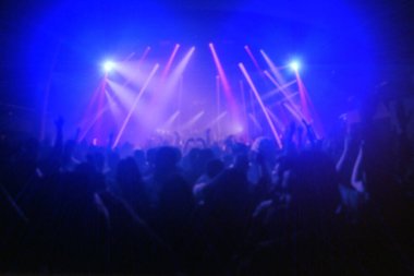 Bulanık disko kulübü lazer ışıkları, gece hayatı kavramı kokteyller, müzik, eğlence 