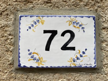 Moustiers-Sainte-Marie köyündeki ev numarası.