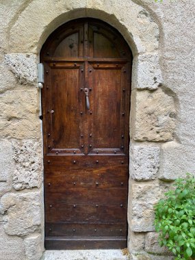 Fransa 'nın Moustiers-Saint-Marie köyündeki eski kapı.
