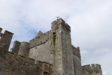 Cahir Şatosu, İrlanda 'nın en eski ortaçağ kalelerinden biri.