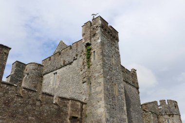 Cahir Şatosu, İrlanda 'nın en eski ortaçağ kalelerinden biri.