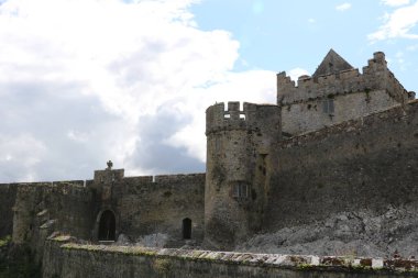 Cahir Şatosu, İrlanda 'nın en eski ortaçağ kalelerinden biri.
