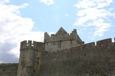 Cahir Şatosu, İrlanda 'nın en eski ortaçağ kalelerinden biri.