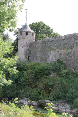Cahir Şatosu, İrlanda 'nın en eski ortaçağ kalelerinden biri.