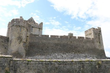 Cahir Şatosu, İrlanda 'nın en eski ortaçağ kalelerinden biri.